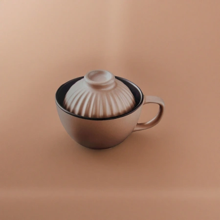 Brown covered tea cup with ceramic heat preservation and anti-scald, simple style for home and office use Brown covered tea cup with ceramic heat preservation and anti-scald, simple style for home and office use